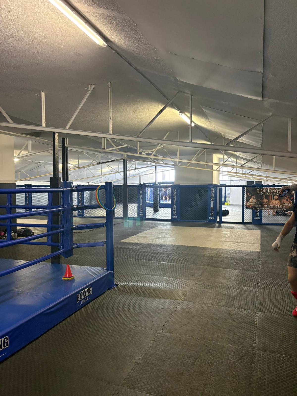 Ring au premier plan et cage d'entraînement au fond