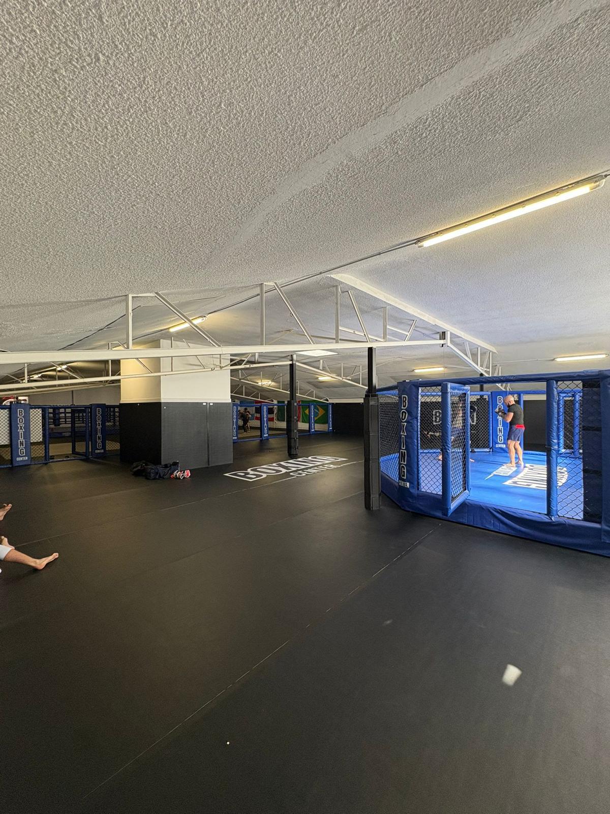 Cage d'entraînement et large zone de tapis pour le grappling