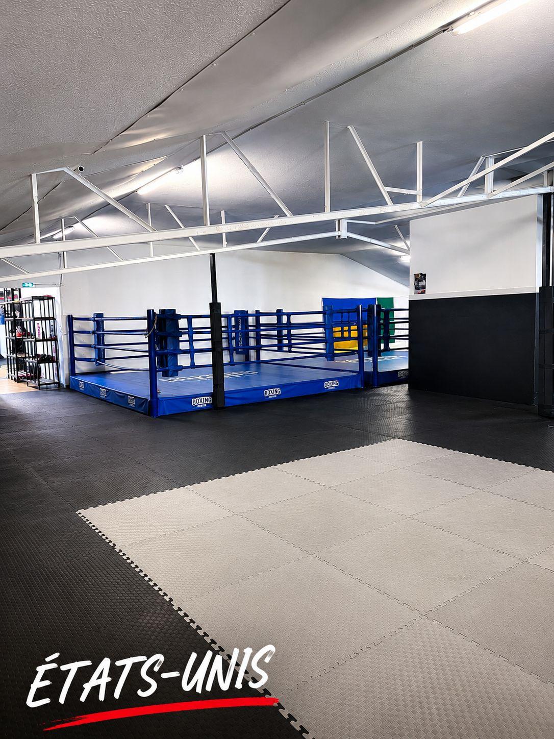 Vue de la salle Boxing Center États-Unis : ring de compétition et tatamis