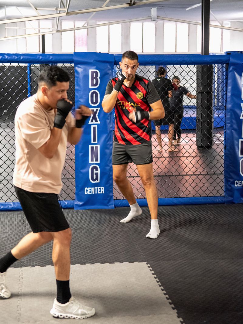 Deux boxeurs en garde contre la cage MMA