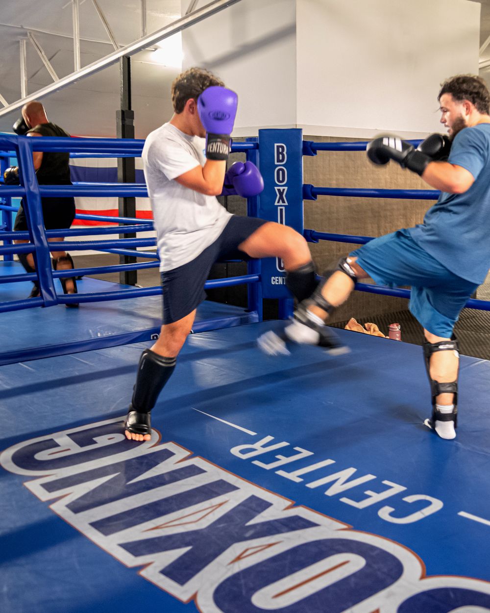 Coup de pied pendant un cours de pieds-poings, sur le ring du Boxing Center