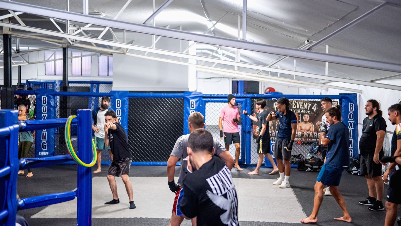 Cours collectif devant la cage MMA du Boxing Center Toulouse États-Unis