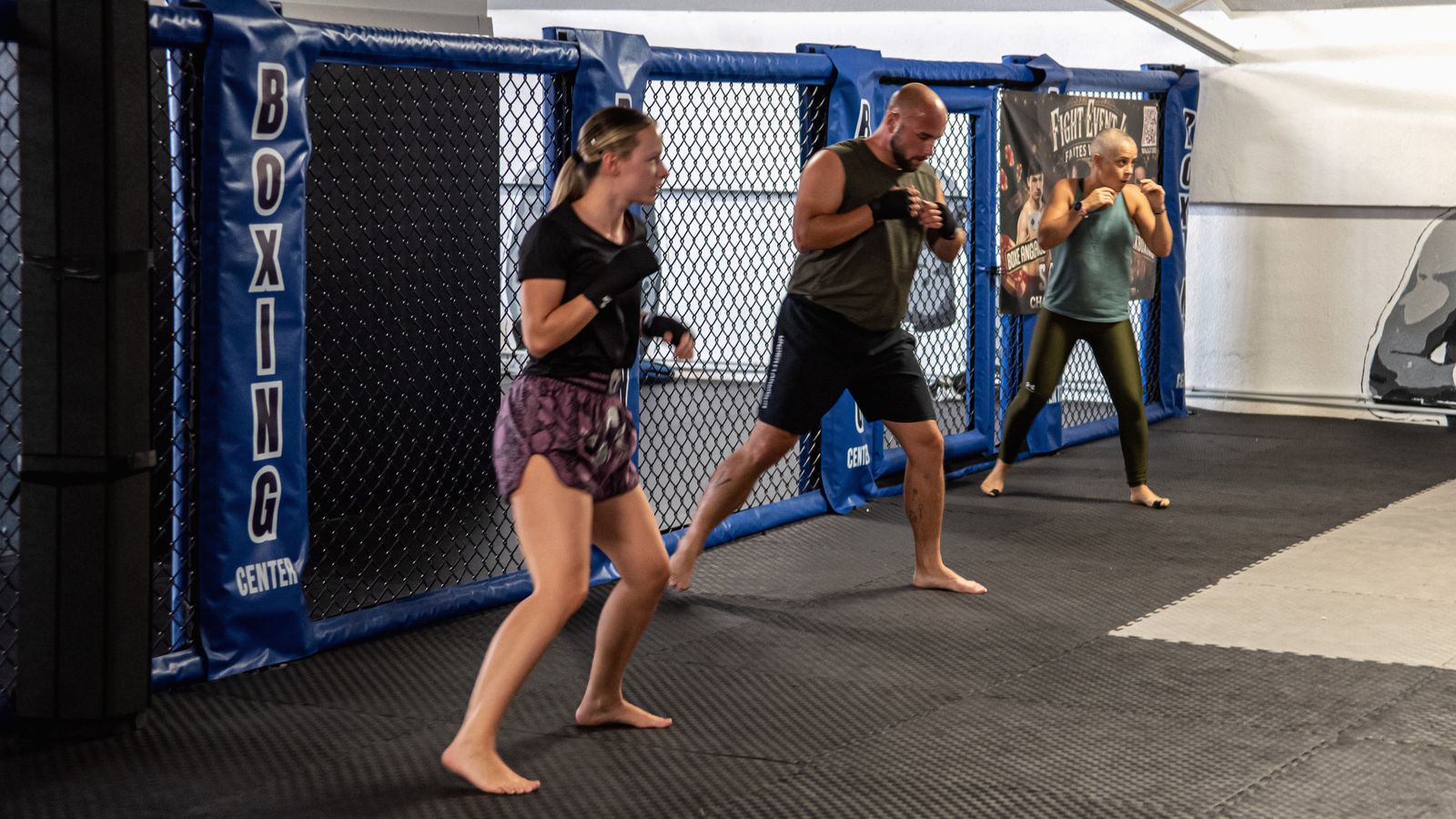 Cours de boxe mixte à côté de la cage MMA du club