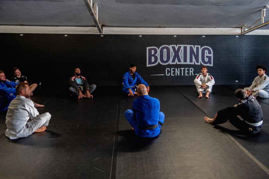 Cours de jiu-jitsu brésilien sur les tatamis, sous l’enseigne Boxing Center