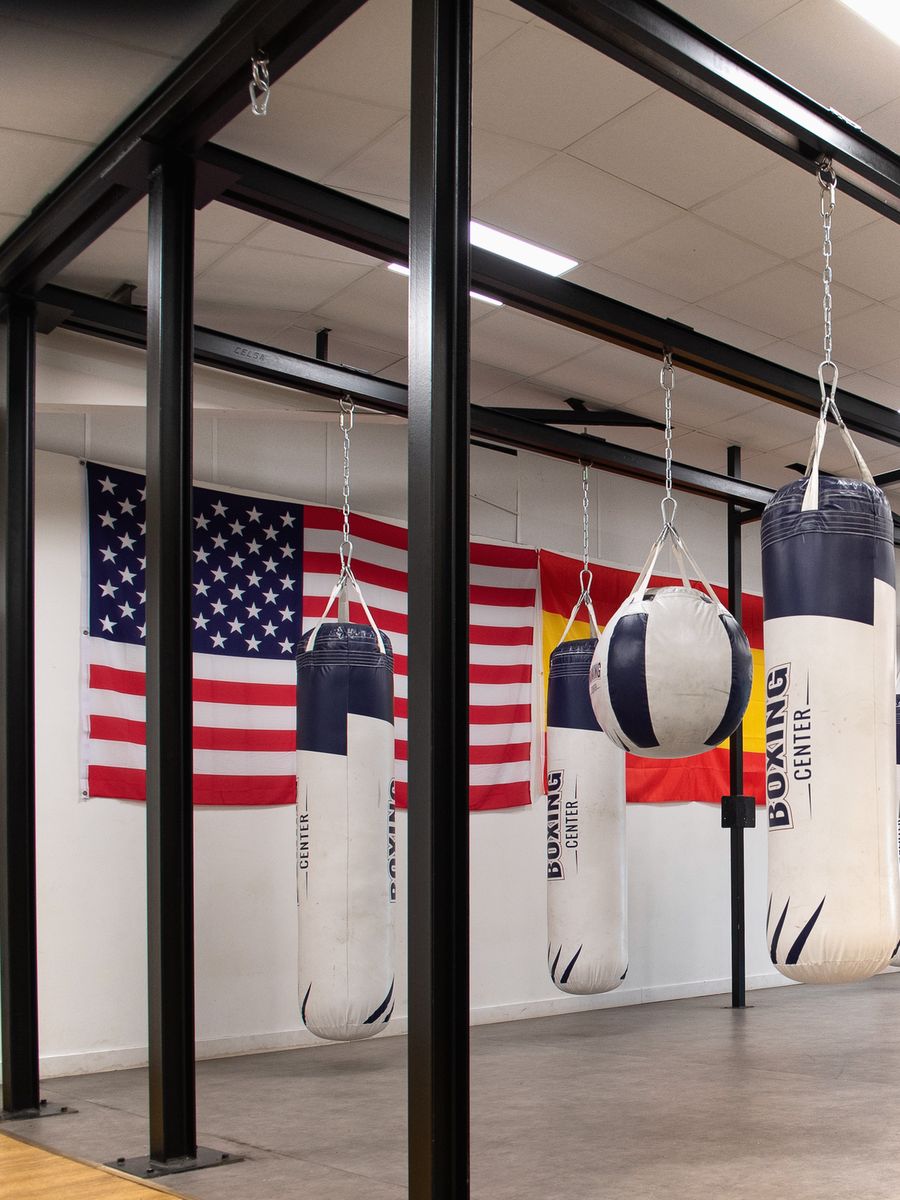 La halle des sacs de frappe sous le drapeau américain
