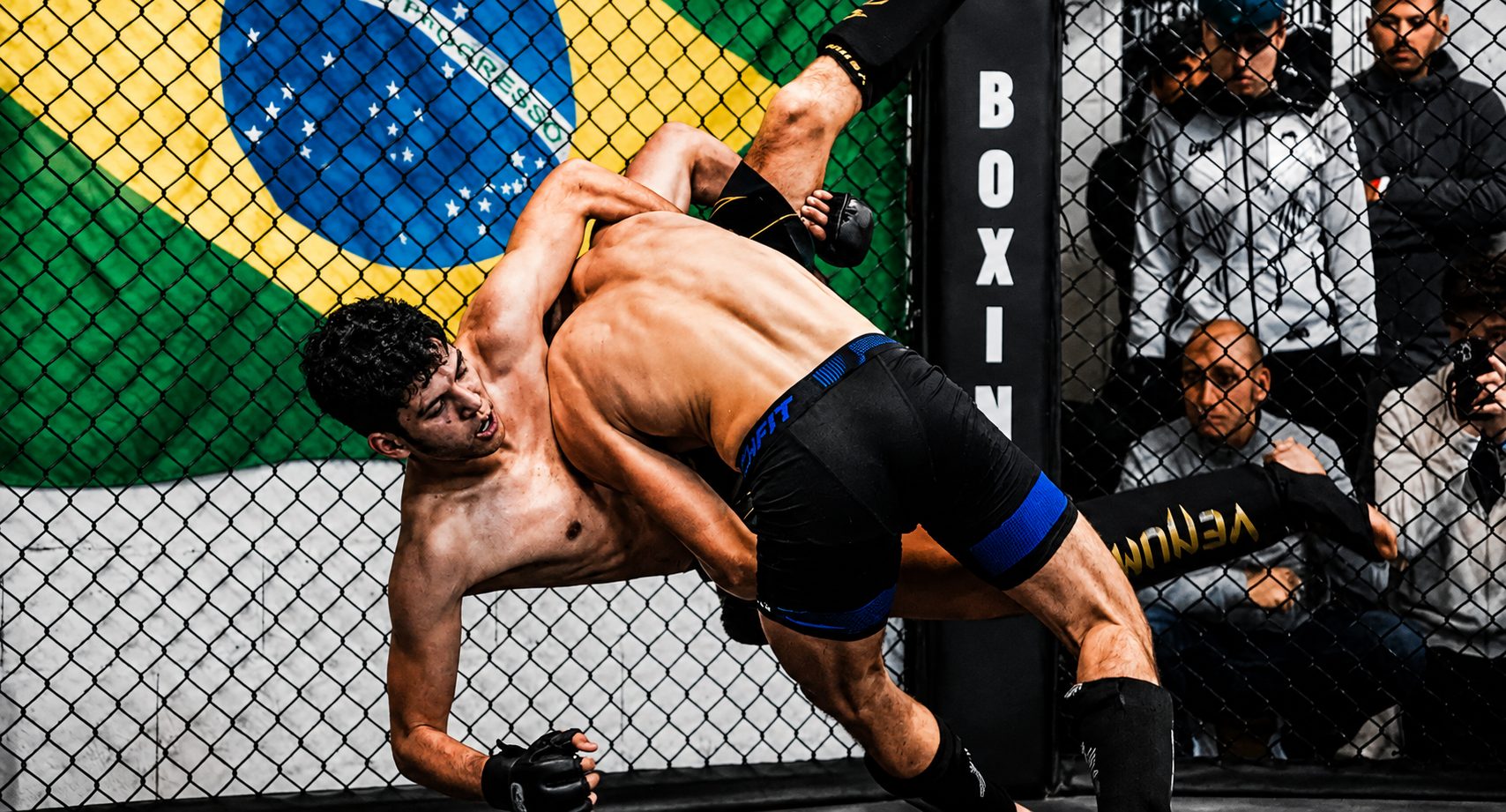 Entraînement dans la cage MMA du Boxing Center