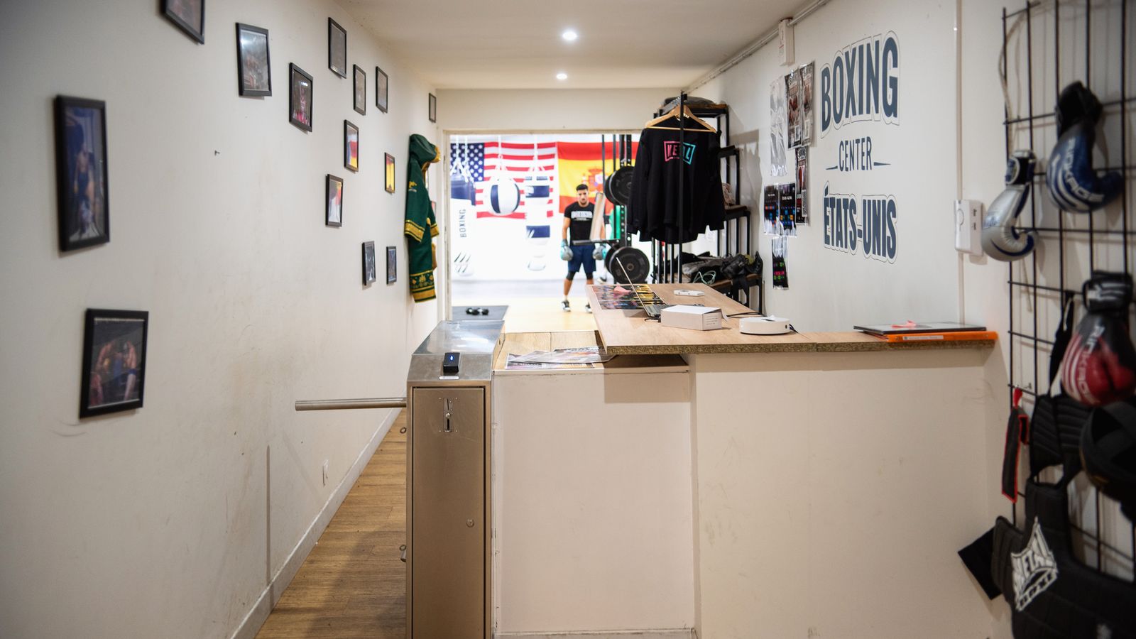 L’accueil du Boxing Center Toulouse États-Unis : le comptoir, l’enseigne du club et le mur du Boxing Shop