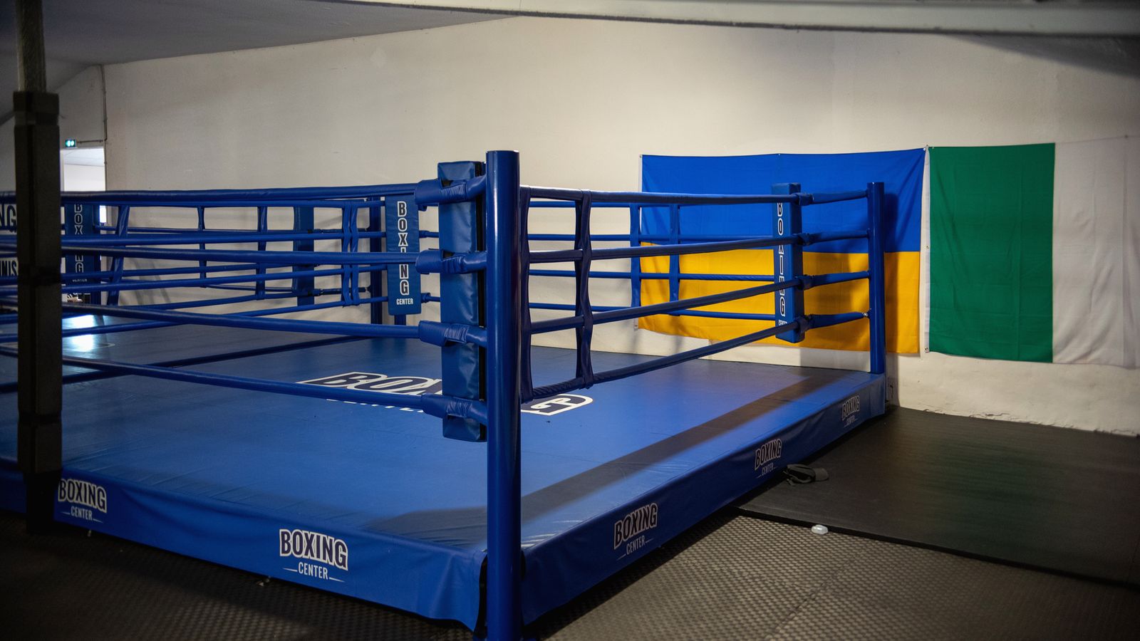 Le ring bleu du Boxing Center Toulouse États-Unis, vide, avant le cours