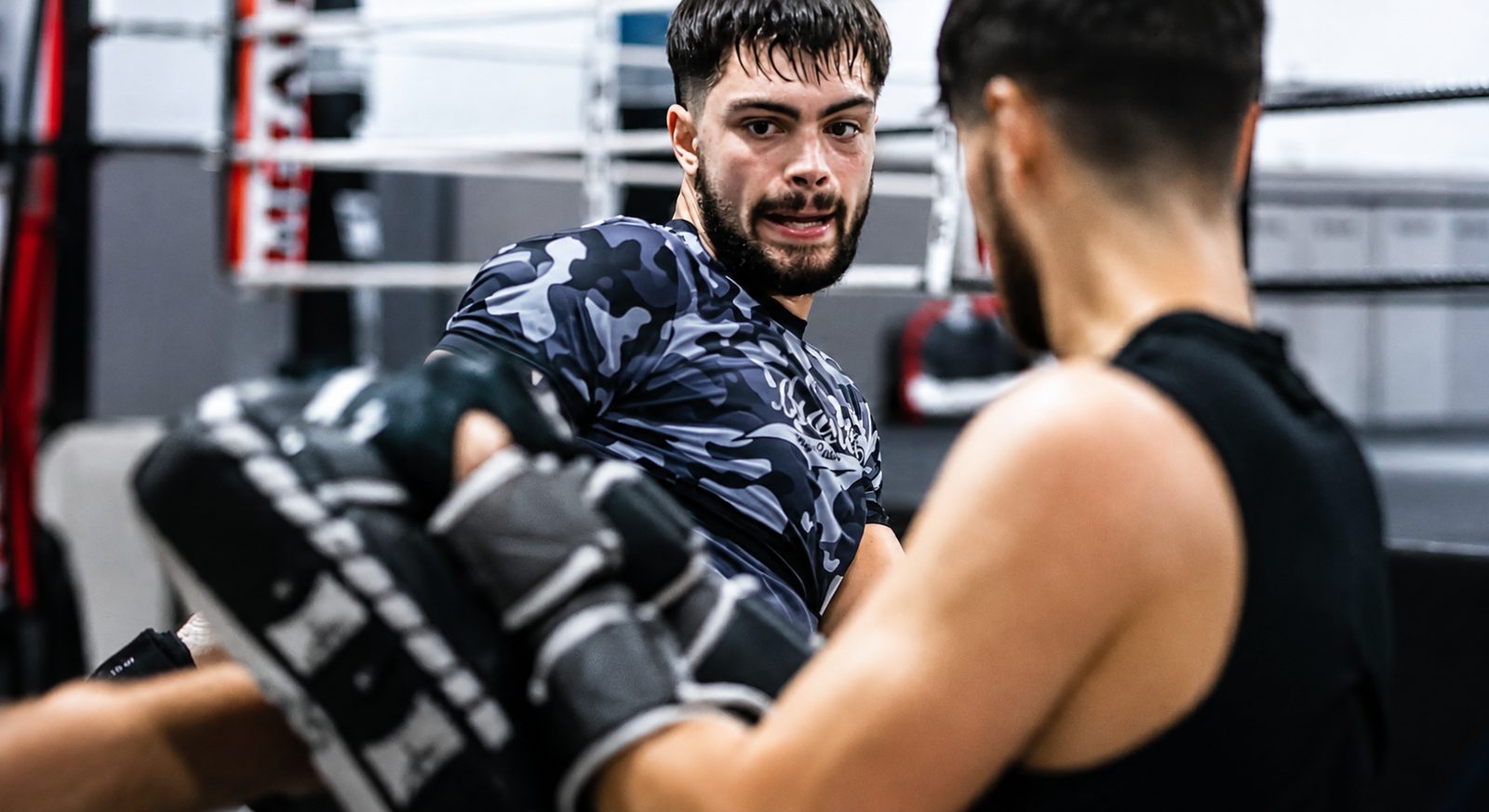 Entraînement de boxe pieds-poings aux paos