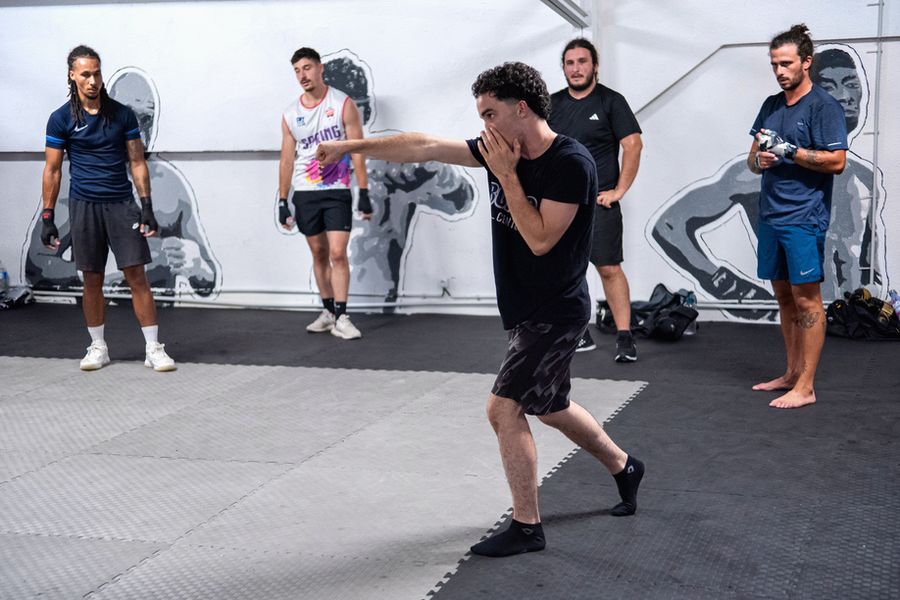 Shadow boxing pendant un cours de boxe, le groupe observe le jab
