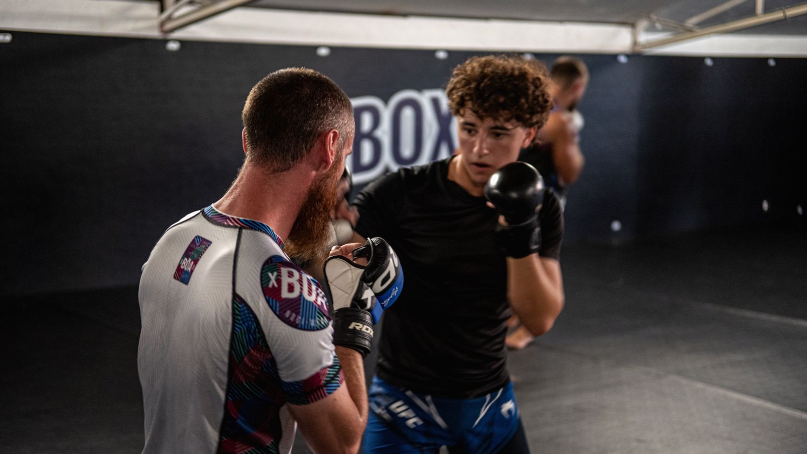 Sparring MMA en gants ouverts sur les tatamis, sous l’enseigne Boxing Center, au club de Toulouse États-Unis