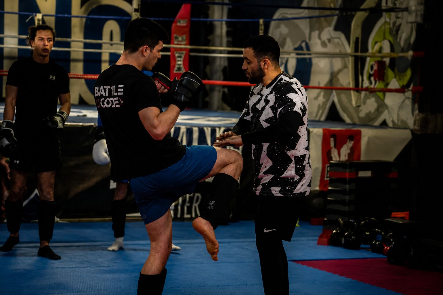 Coup de genou travaillé aux paos sur le ring